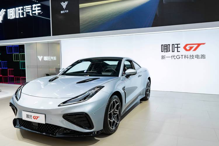 东莞264哪吒汽车在智能汽车领域的表现，领途汽车在新能源汽车市场中的影响力